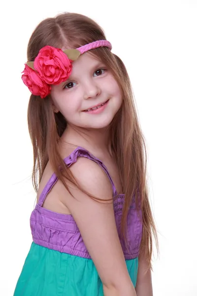 她的头上的花的小女孩的肖像 — 图库照片