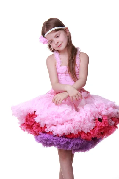 Маленькая девочка в розовом платье танцует изолирован на белом фоне — стоковое фото