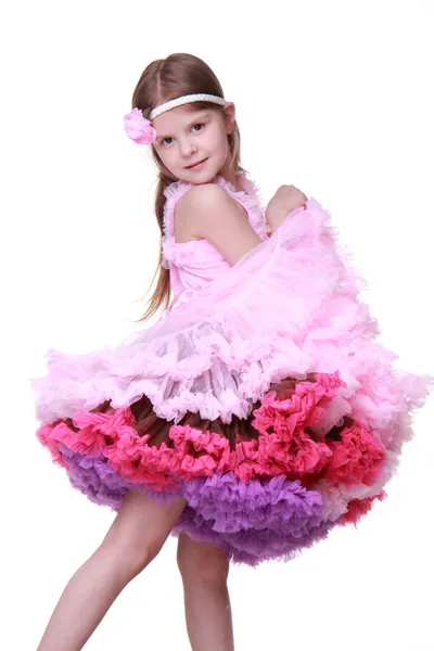 어린 소녀 춤을 핑크 드레스에 흰색 배경에 고립 — 스톡 사진