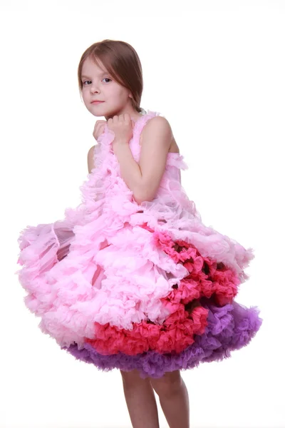 Hermosa niña en un precioso vestido rosa aislado sobre un fondo blanco — Foto de Stock