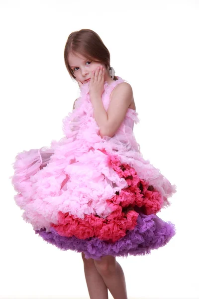 Belle petite fille dans une jolie robe rose isolée sur un fond blanc — Photo