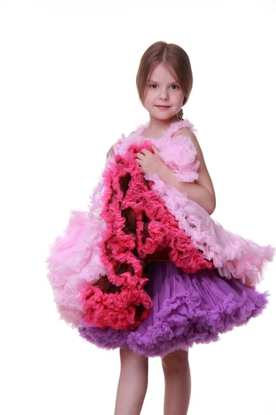 Красивая маленькая девочка в красивом розовом платье изолированы на белом фоне — стоковое фото