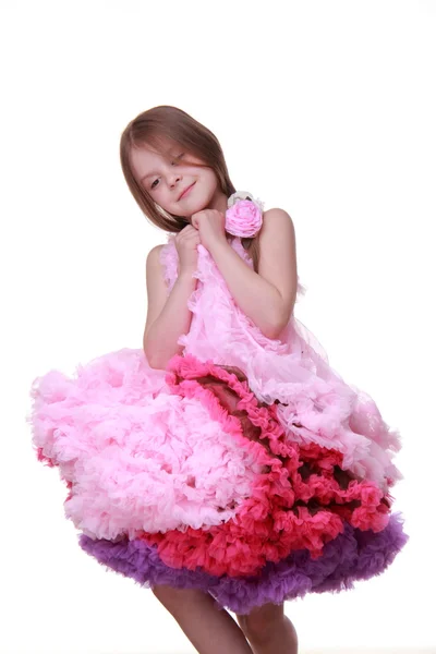 Menina bonita em um lindo vestido rosa isolado em um fundo branco — Fotografia de Stock