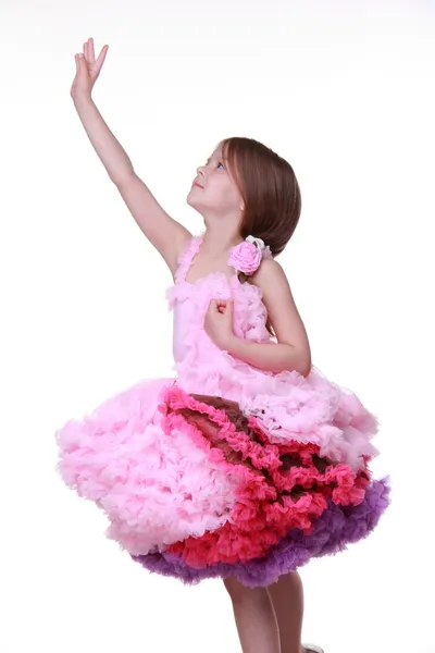Bella bambina in un bel vestito rosa isolato su uno sfondo bianco — Foto Stock