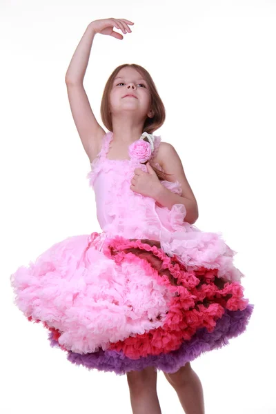 Niña en un vestido rosa bailando aislada sobre un fondo blanco — Foto de Stock