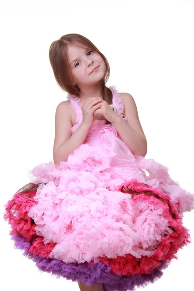 Vacker liten flicka i en härlig rosa klänning isolerad på en vit bakgrund — Stockfoto