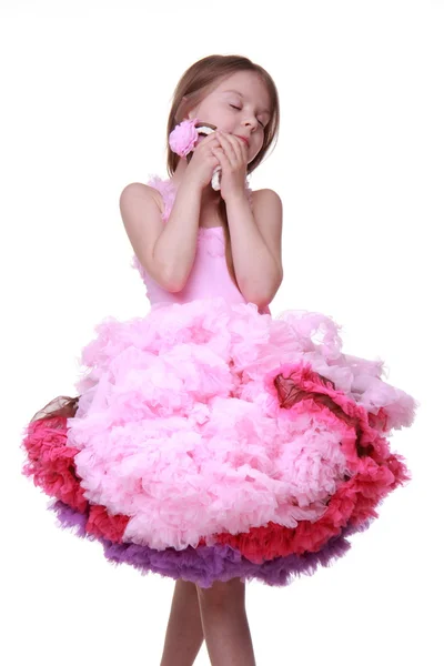 Menina bonita em um lindo vestido rosa isolado em um fundo branco — Fotografia de Stock