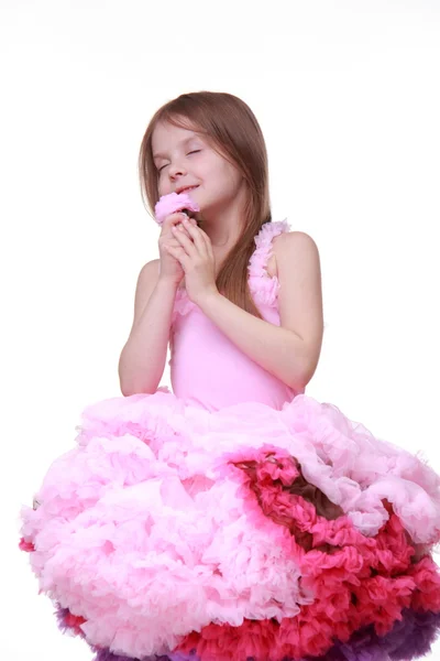 Красивая маленькая девочка в красивом розовом платье изолированы на белом фоне — стоковое фото