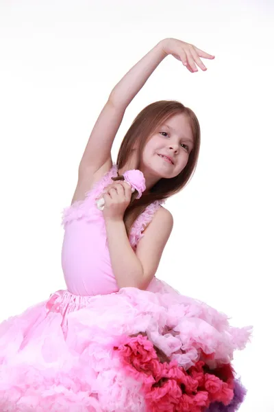Menina em um vestido rosa dançando isolado em um fundo branco — Fotografia de Stock