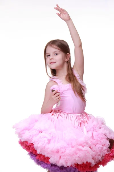 Niña en un vestido rosa bailando aislada sobre un fondo blanco —  Fotos de Stock