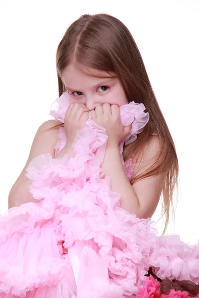 Pembe elbiseli küçük bir kızın portresi. — Stok fotoğraf