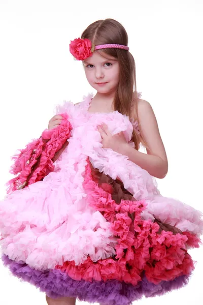 Bella bambina in un bel vestito rosa isolato su uno sfondo bianco — Foto Stock