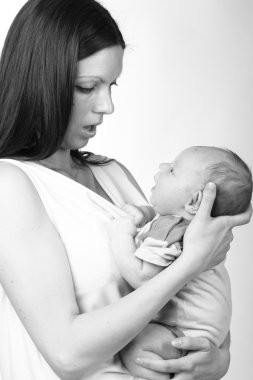 güzel anne bebek çocuk tutan siyah-beyaz sanat fotoğrafı