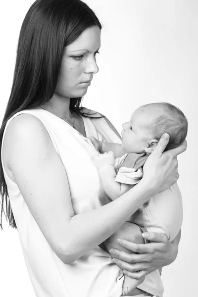Güzel anne bebek çocuk tutan siyah-beyaz sanat fotoğrafı — Stok fotoğraf