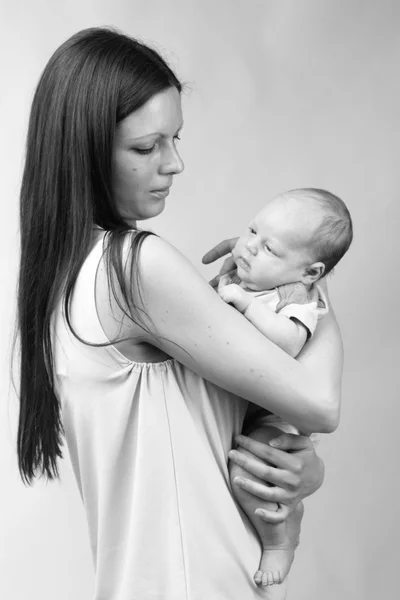 Fekete és fehér Art fotó gyönyörű anya baba fiú — Stock Fotó