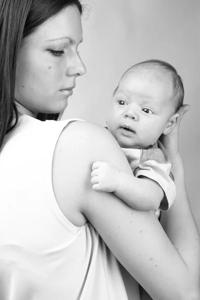 Zwart-wit kunst foto van prachtige moeder houden babyjongen — Stockfoto