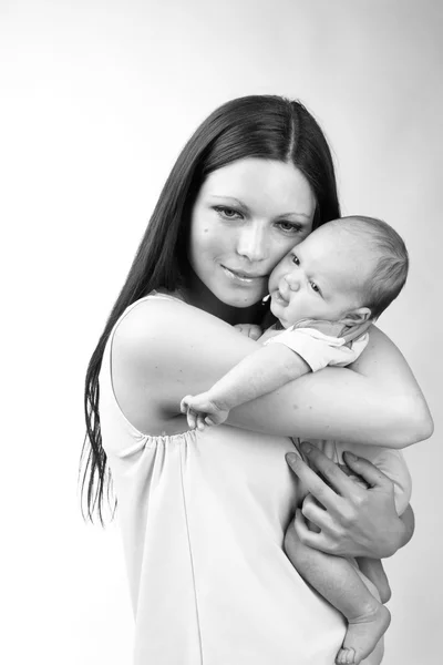 男の赤ちゃんを保持している美しい母親の黒と白の芸術写真 — ストック写真