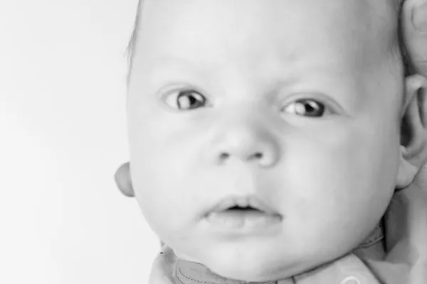 Primer plano retrato de precioso bebé niño — Foto de Stock