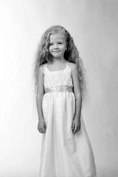 美しい白人の少女の白と黒のスタジオ画像 — ストック写真