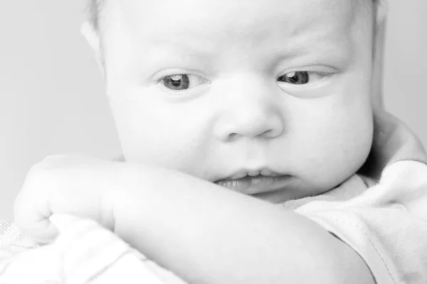 Närbild porträtt av härlig spädbarn pojke — Stockfoto