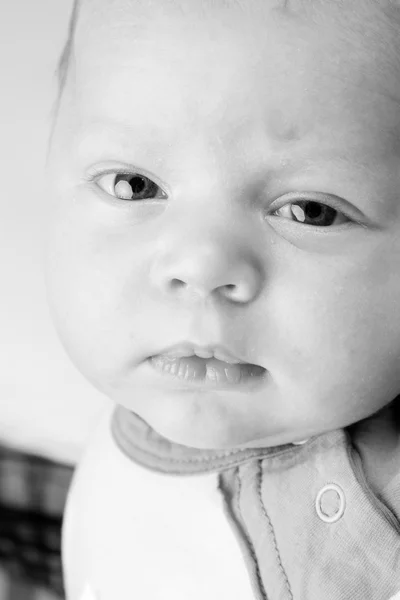 Primer plano retrato de precioso bebé niño — Foto de Stock