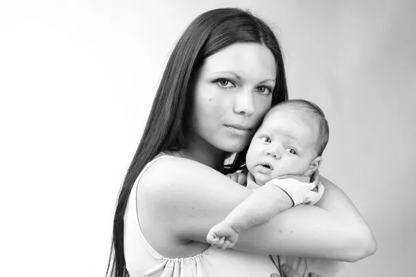 Foto de arte blanco y negro de la hermosa madre sosteniendo al bebé, tierno amor de la madre —  Fotos de Stock