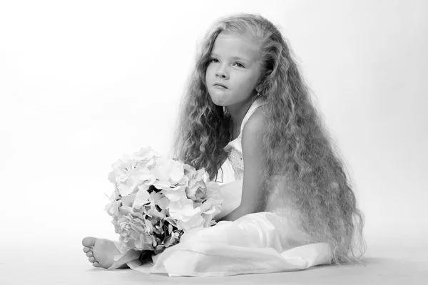 Fotografia in bianco e nero di bella bambina europea — Foto Stock