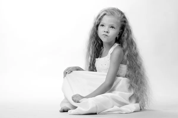 Imagen de estudio en blanco y negro de hermosa niña caucásica — Foto de Stock
