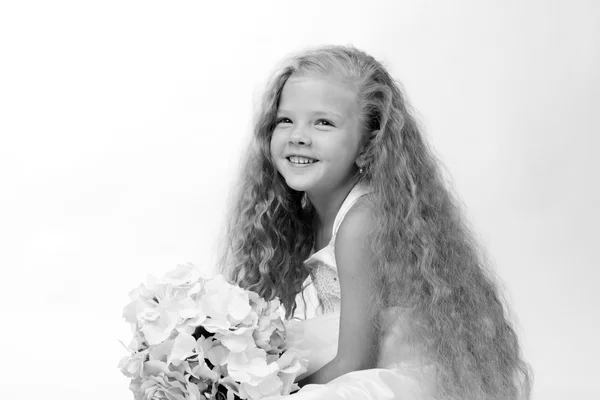 Güzel Avrupa küçük kızın siyah ve beyaz fotoğraf — Stok fotoğraf