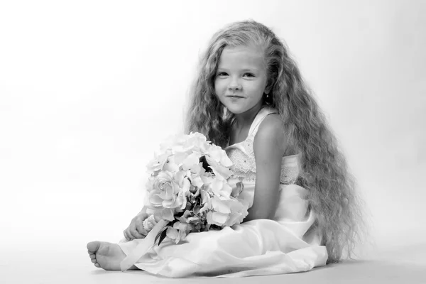 Güzel Avrupa küçük kızın siyah ve beyaz fotoğraf — Stok fotoğraf