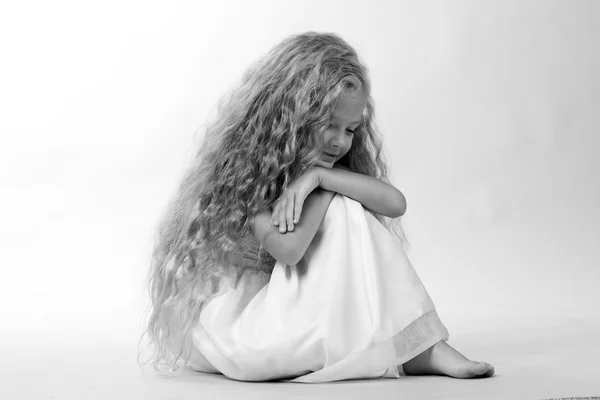 Schwarz-Weiß-Studio Bild der schönen kaukasischen kleinen Mädchen — Stockfoto