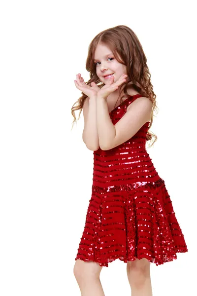 Niña en hermoso vestido rojo posando para la cámara — Foto de Stock