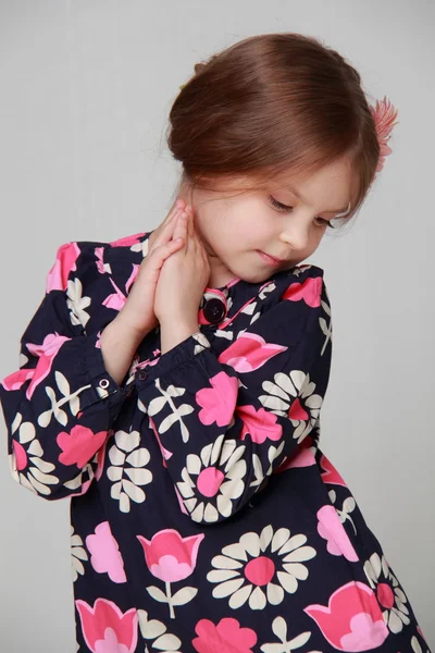 与头发中的粉色非洲菊穿裙子的小女孩 — 图库照片