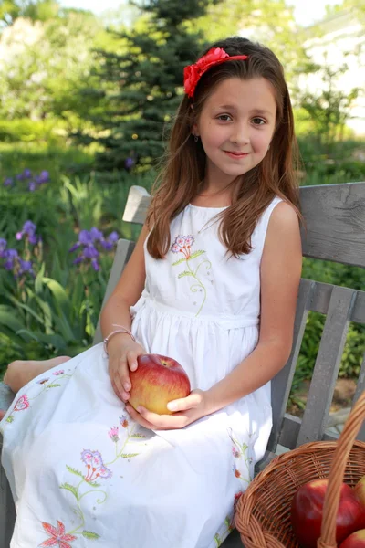 Kırmızı elma ile güzel kız portresi — Stok fotoğraf