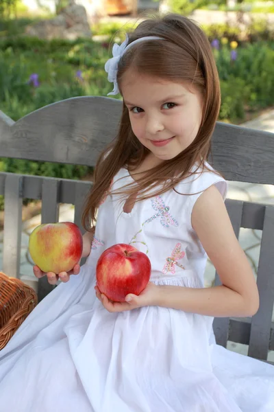 Retrato de chicas encantadoras con manzanas rojas —  Fotos de Stock