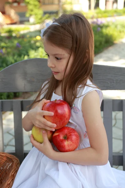 Retrato de chicas encantadoras con manzanas rojas —  Fotos de Stock