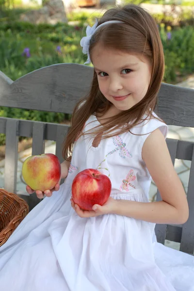 Portret van mooie meisjes met rode appels — Stockfoto