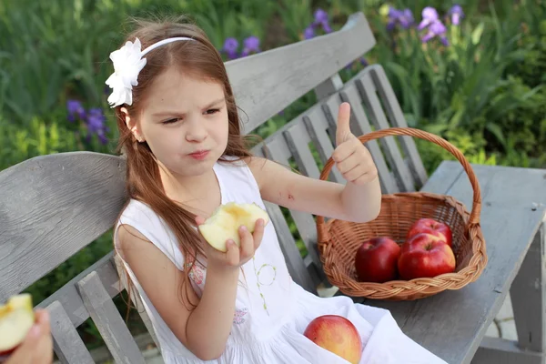 赤いリンゴでの素敵な女の子の肖像画 — ストック写真