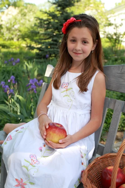 Portrét krásné dívky s červenými jablky — Stock fotografie