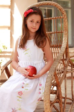 bir sallanan sandalyede kız