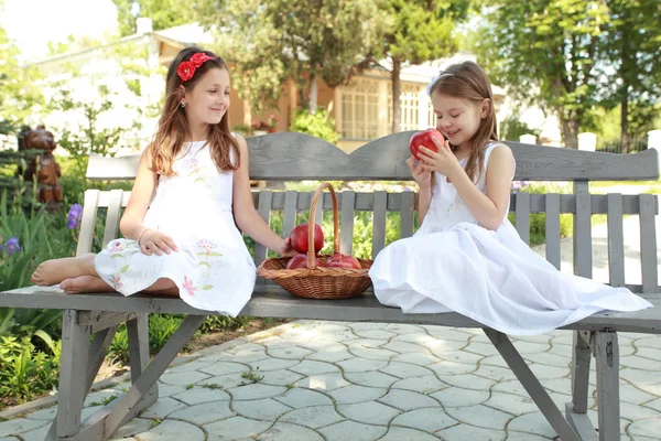 Retrato de chicas encantadoras con manzanas rojas — Foto de Stock