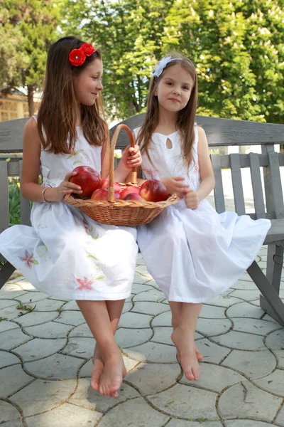 Portrait de jolies filles aux pommes rouges — Photo