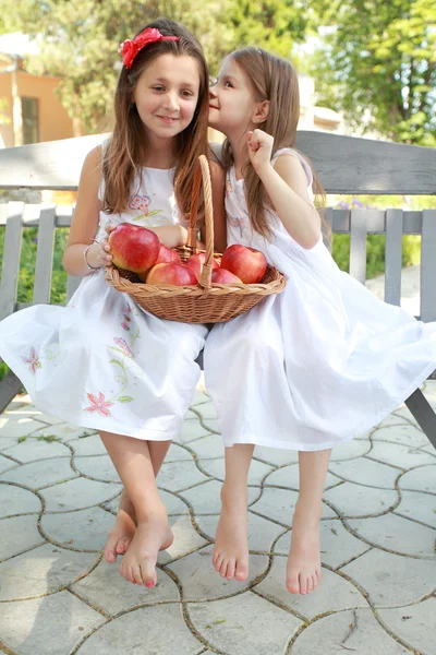 Kırmızı elma ile güzel kız portresi — Stok fotoğraf
