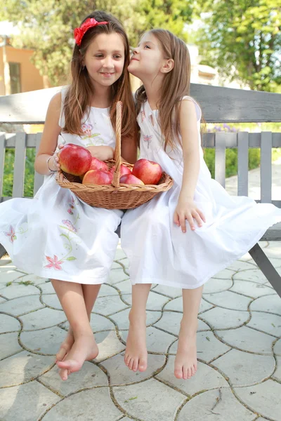 Portrait de jolies filles aux pommes rouges — Photo