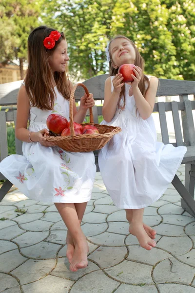 Portrait de jolies filles aux pommes rouges — Photo