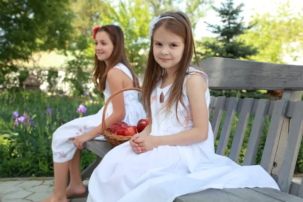 与红苹果可爱女孩的肖像 — 图库照片
