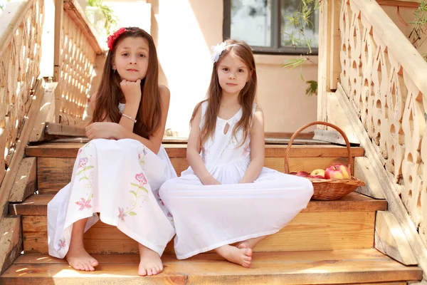 Girls with apples on the stairs — Stock Photo, Image