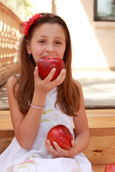 ผู้หญิงที่มีแอปเปิ้ลบนบันได — ภาพถ่ายสต็อก