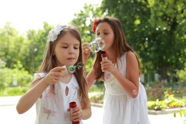 Meisjes blaast zeepbellen — Stockfoto