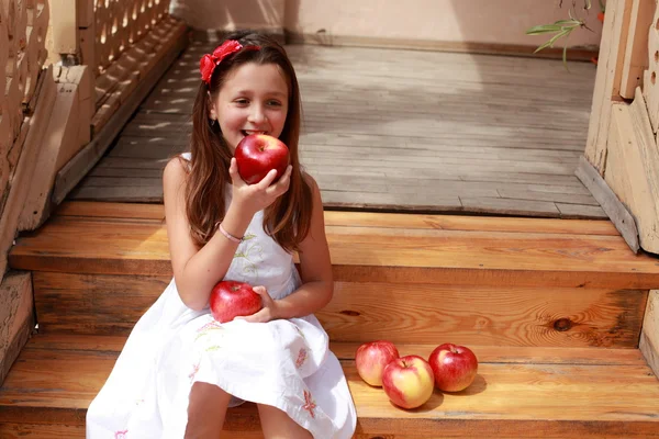 Filles avec des pommes dans les escaliers — Photo